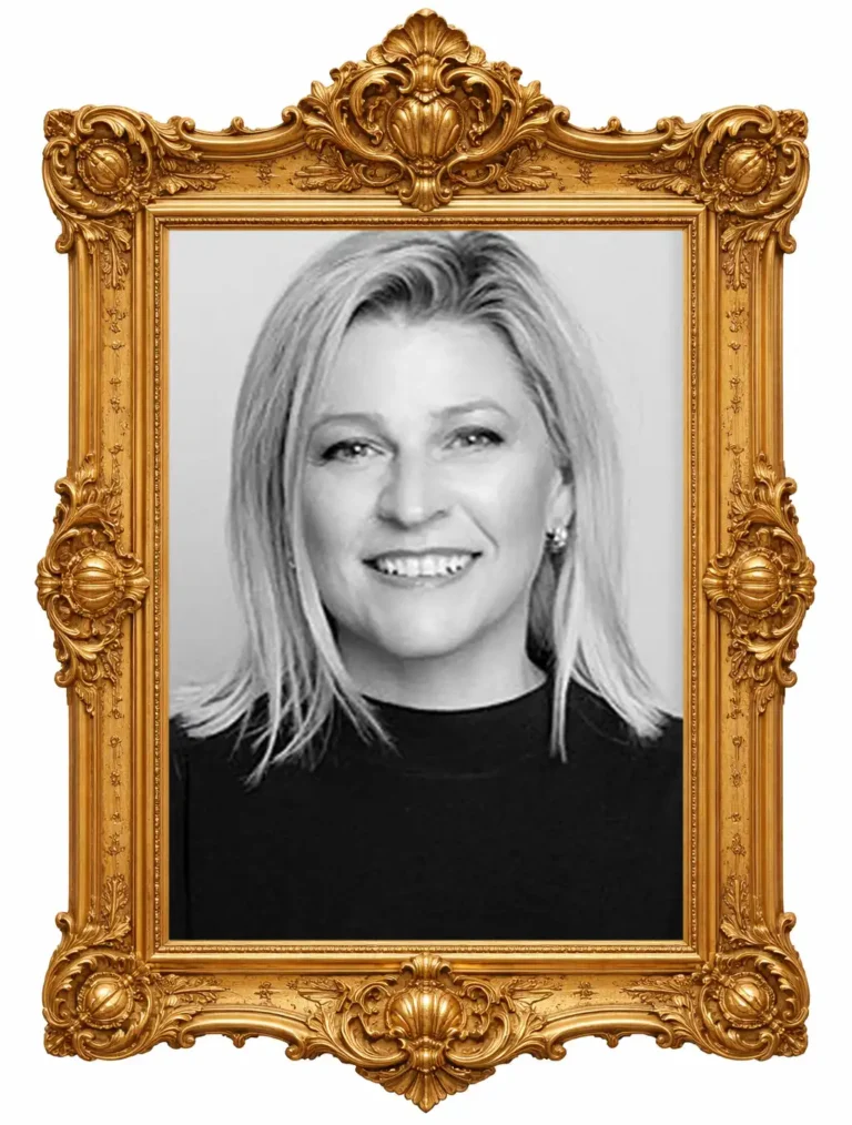 Portraitbild von Christiana Zach in einem goldenen Rahmen
